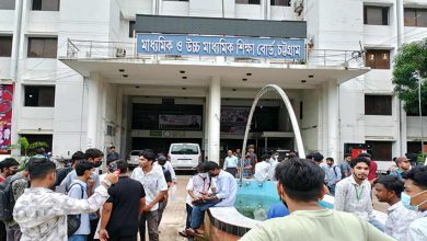 এইচএসসি পরীক্ষা পেছানোর দাবিতে চট্টগ্রাম শিক্ষা বোর্ডের সামনে শিক্ষার্থীদের বিক্ষোভ