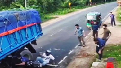 লোহাগাড়ায় মোটরসাইকেল থামাতে গিয়ে ট্রাকচাপায় পুলিশ কনস্টেবল পা হারালেন