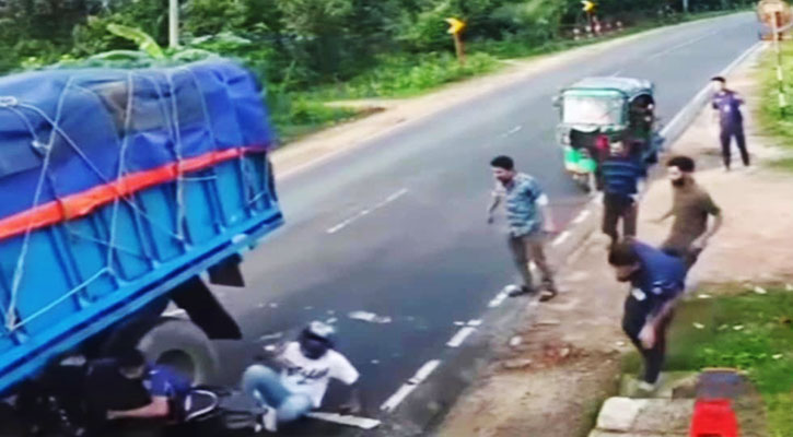 লোহাগাড়ায় মোটরসাইকেল থামাতে গিয়ে ট্রাকচাপায় পুলিশ কনস্টেবল পা হারালেন