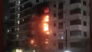 বাকলিয়ায় বহুতল ভবনে আগুন, অল্পের জন্য রক্ষা পেল মাদ্রাসা শিক্ষার্থীরা