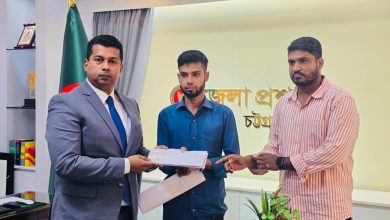 অগ্নিকাÐে নিঃস্ব মুক্তিযোদ্ধার পাশে জেলা প্রশাসক